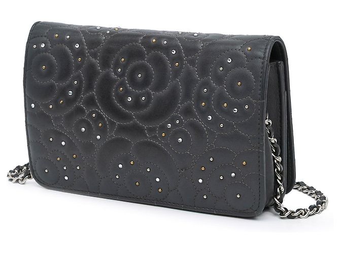 Wallet On Chain Portafoglio Chanel in agnello nero CC borchiato Camelia con catena - vista 2