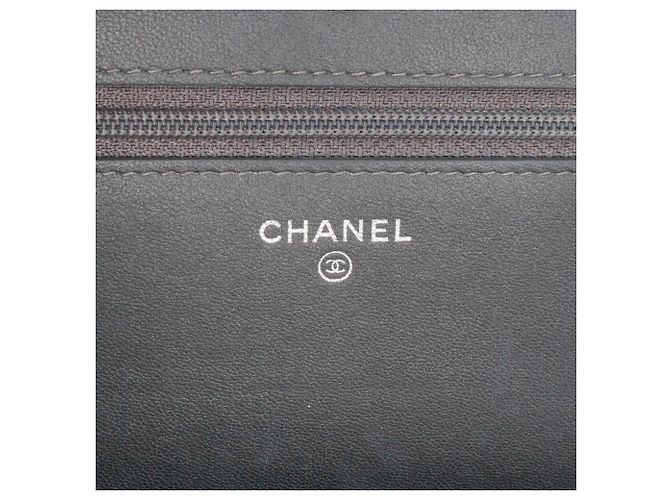 Wallet On Chain Portafoglio Chanel in agnello nero CC borchiato Camelia con catena - vista 5