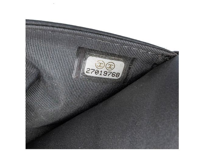 Wallet On Chain Portafoglio Chanel in agnello nero CC borchiato Camelia con catena - vista 6