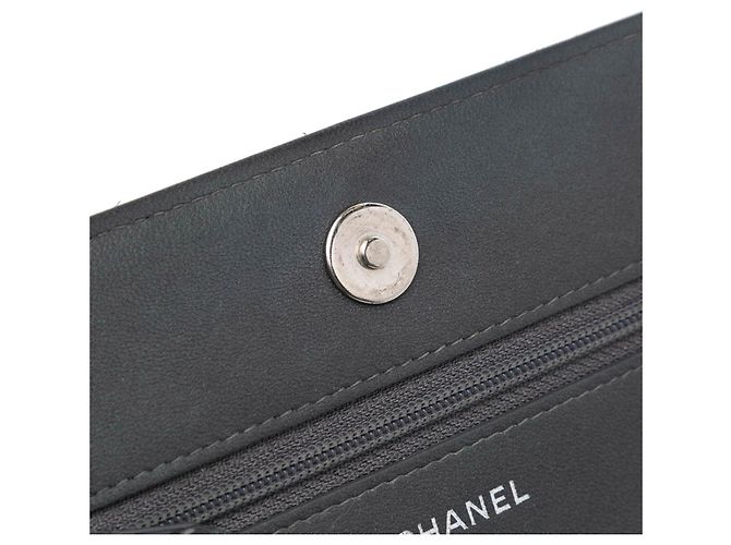 Wallet On Chain Portafoglio Chanel in agnello nero CC borchiato Camelia con catena - vista 7