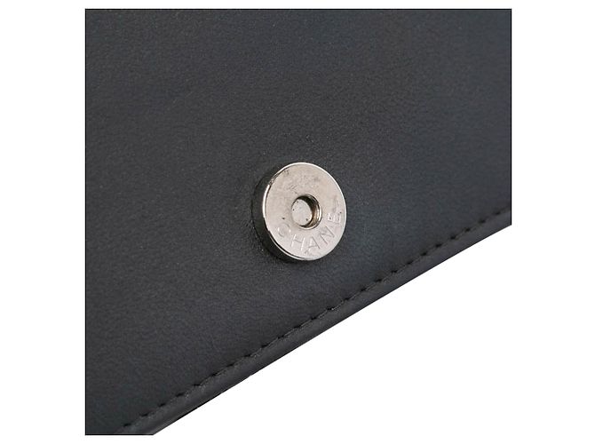 Wallet On Chain Portafoglio Chanel in agnello nero CC borchiato Camelia con catena - vista 8