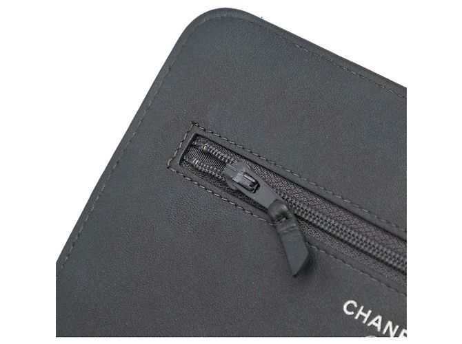 Wallet On Chain Portafoglio Chanel in agnello nero CC borchiato Camelia con catena - vista 9