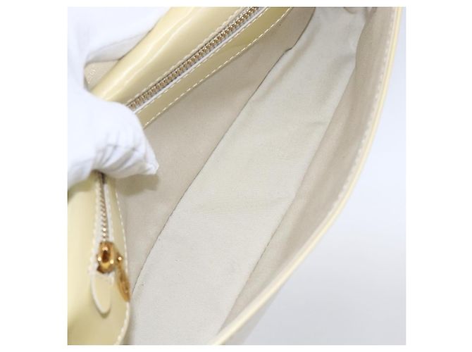 Clutch Sobe in vernice Louis Vuitton Beige - vista 5