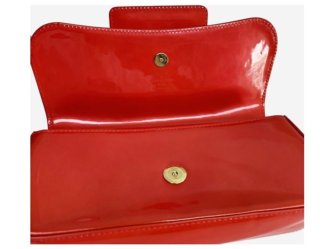 Louis Vuitton Clutch in vernice rossa Sobe Rosso - vista 3