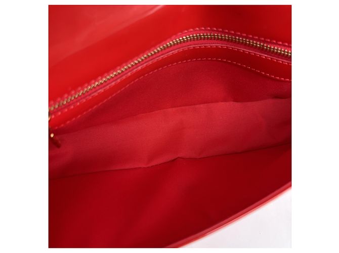 Louis Vuitton Clutch in vernice rossa Sobe Rosso - vista 5