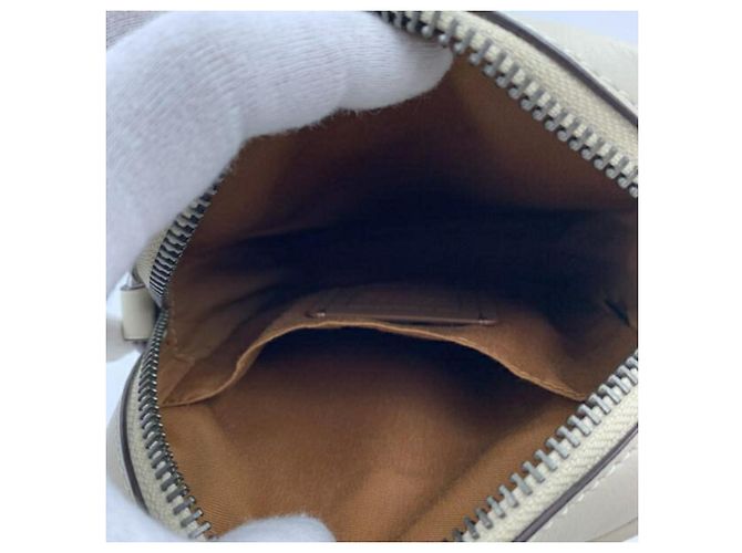 Bolsa transversal em couro de bezerro liso com assinatura COACH - vista 8