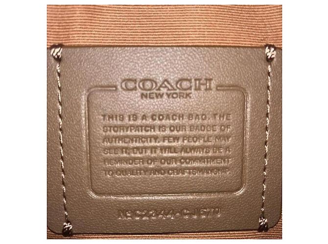 Bolsa transversal em couro de bezerro liso com assinatura COACH - vista 9