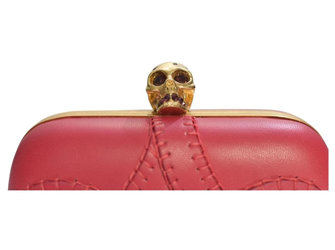 Clutch de cuero rojo Alexander McQueen con cierre de calavera dorada adornada con cristales - vista 12