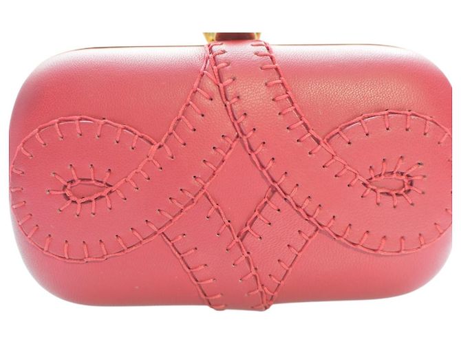 Clutch de cuero rojo Alexander McQueen con cierre de calavera dorada adornada con cristales - vista 13