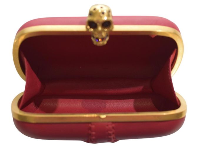 Clutch de cuero rojo Alexander McQueen con cierre de calavera dorada adornada con cristales - vista 14
