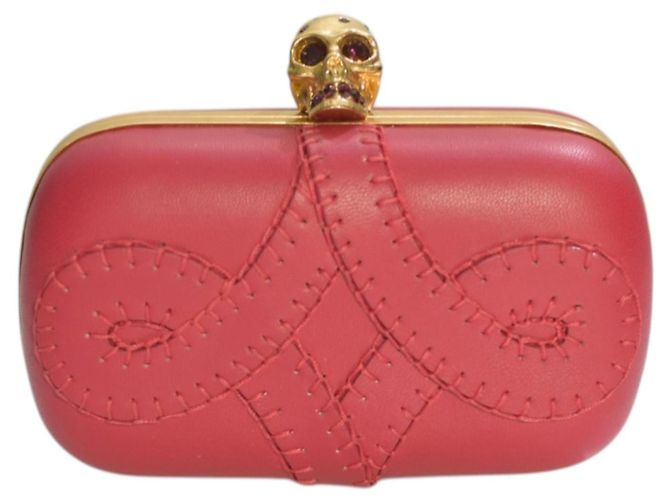 Clutch de cuero rojo Alexander McQueen con cierre de calavera dorada adornada con cristales - vista 2