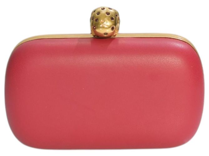 Clutch de cuero rojo Alexander McQueen con cierre de calavera dorada adornada con cristales - vista 3