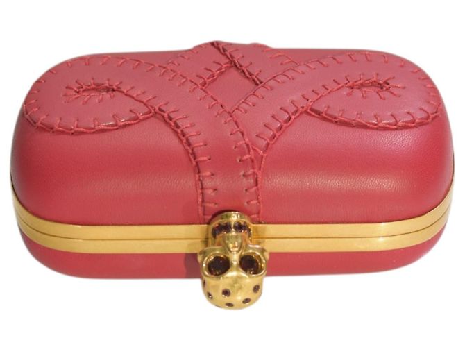 Clutch de cuero rojo Alexander McQueen con cierre de calavera dorada adornada con cristales - vista 6