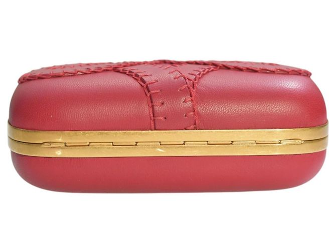 Clutch de cuero rojo Alexander McQueen con cierre de calavera dorada adornada con cristales - vista 7