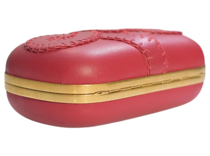 Clutch de cuero rojo Alexander McQueen con cierre de calavera dorada adornada con cristales - vista 8