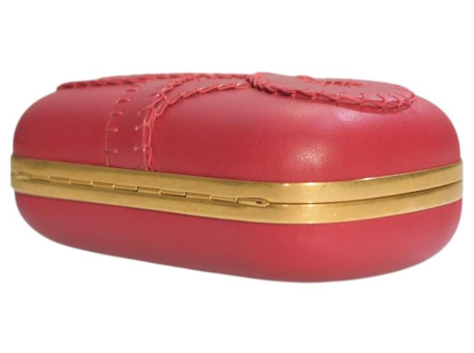Clutch de cuero rojo Alexander McQueen con cierre de calavera dorada adornada con cristales - vista 9
