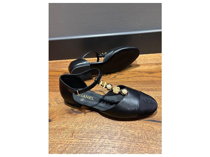 Sapatilhas de balé em couro e tecido preto Chanel com bico em couro, adornadas com pérolas e detalhes CC - vista 10