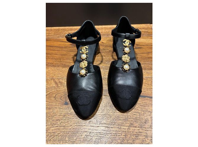 Sapatilhas de balé em couro e tecido preto Chanel com bico em couro, adornadas com pérolas e detalhes CC - vista 11