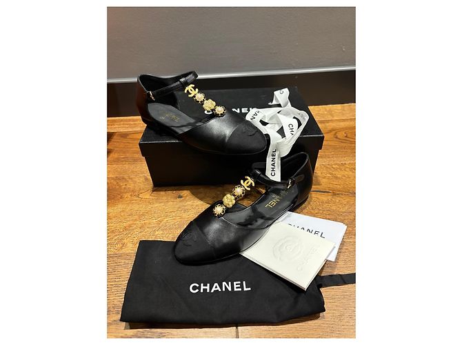 Sapatilhas de balé em couro e tecido preto Chanel com bico em couro, adornadas com pérolas e detalhes CC - vista 12