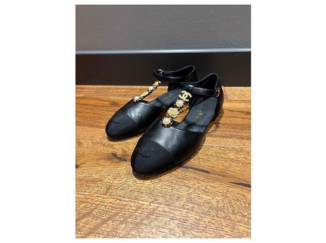 Sapatilhas de balé em couro e tecido preto Chanel com bico em couro, adornadas com pérolas e detalhes CC - vista 2