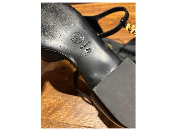 Sapatilhas de balé em couro e tecido preto Chanel com bico em couro, adornadas com pérolas e detalhes CC - vista 3