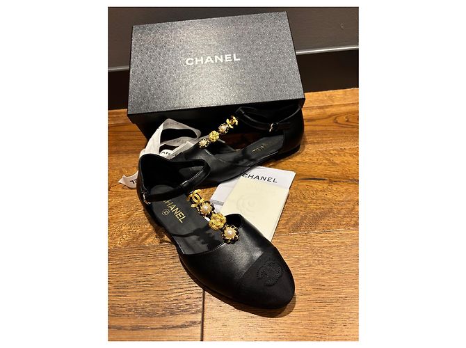 Sapatilhas de balé em couro e tecido preto Chanel com bico em couro, adornadas com pérolas e detalhes CC - vista 6