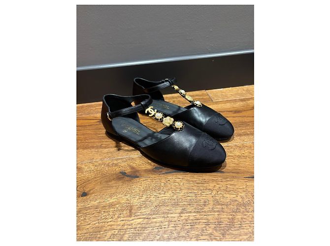 Sapatilhas de balé em couro e tecido preto Chanel com bico em couro, adornadas com pérolas e detalhes CC - vista 7