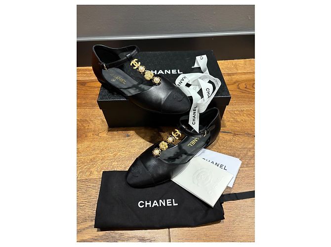 Sapatilhas de balé em couro e tecido preto Chanel com bico em couro, adornadas com pérolas e detalhes CC - vista 8