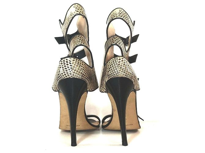 Manolo Blahnik Sandalen aus Pythonleder und schwarzem Leder mit Schnallen Python drucken - Ansicht 4