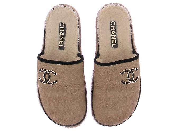Chanel Zoccoli in shearling marrone con CC in catene - vista 6