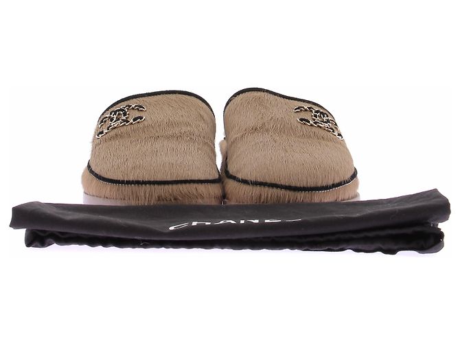Chanel Zoccoli in shearling marrone con CC in catene - vista 8