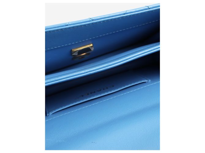 Chanel Pequena bolsa transversal de couro de cordeiro azul acolchoada - vista 10