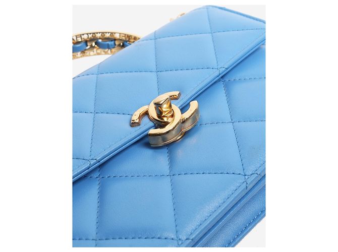 Chanel Pequena bolsa transversal de couro de cordeiro azul acolchoada - vista 11