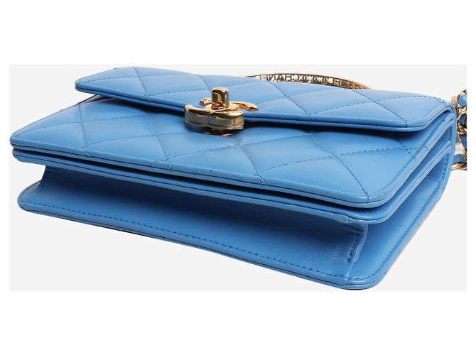 Chanel Pequena bolsa transversal de couro de cordeiro azul acolchoada - vista 6