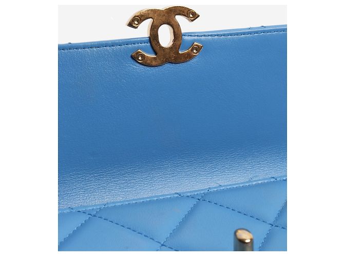 Chanel Pequena bolsa transversal de couro de cordeiro azul acolchoada - vista 9