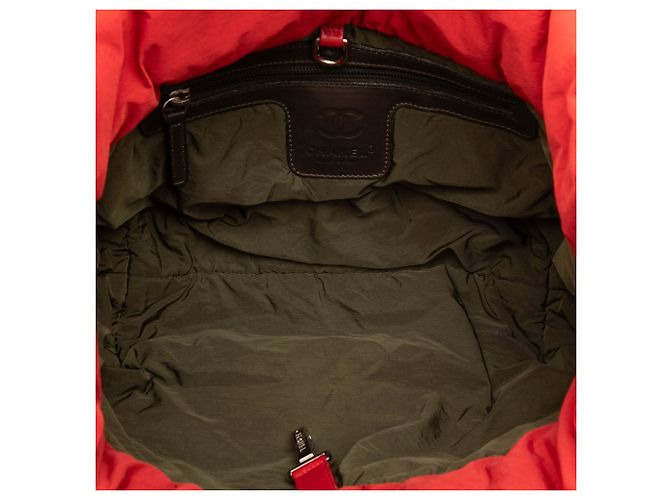 Bolsa tote Coco Cocoon pequena em nylon acolchoado vermelho da Chanel Verde oliva - vista 4