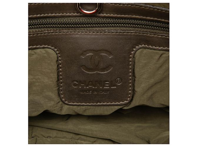 Bolsa tote Coco Cocoon pequena em nylon acolchoado vermelho da Chanel Verde oliva - vista 5