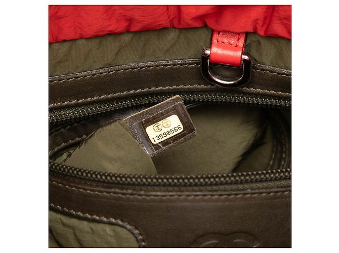 Bolsa tote Coco Cocoon pequena em nylon acolchoado vermelho da Chanel Verde oliva - vista 6