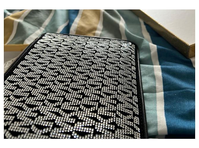 Clutch Michael Kors Logo Strass Negra Negro Hardware de plata - vista 3