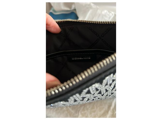 Clutch Michael Kors Logo Strass Negra Negro Hardware de plata - vista 5