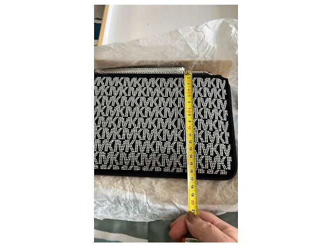 Clutch Michael Kors Logo Strass Negra Negro Hardware de plata - vista 8