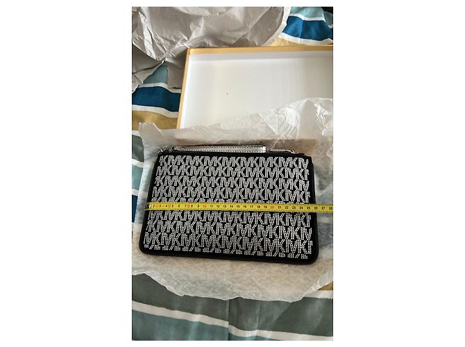 Clutch Michael Kors Logo Strass Negra Negro Hardware de plata - vista 9
