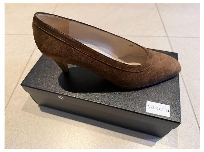 Décolleté Chanel in suede marrone taglia 39 - vista 11