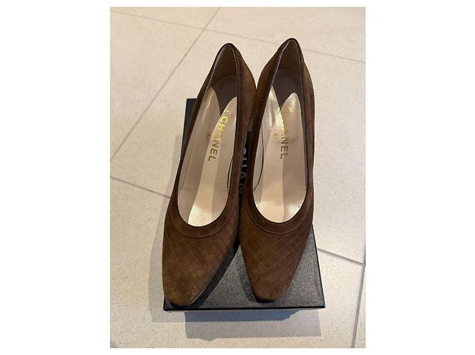 Décolleté Chanel in suede marrone taglia 39 - vista 2