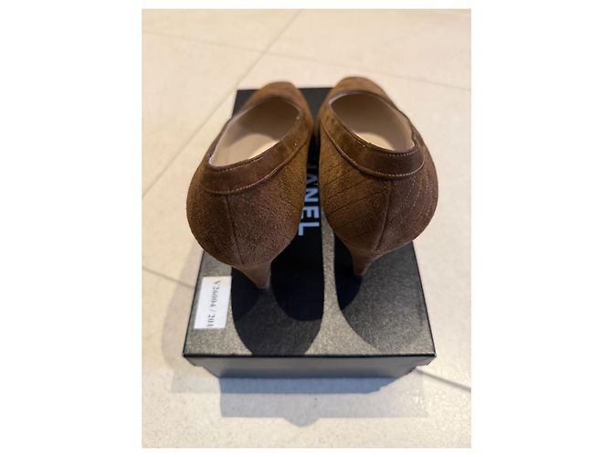 Décolleté Chanel in suede marrone taglia 39 - vista 3