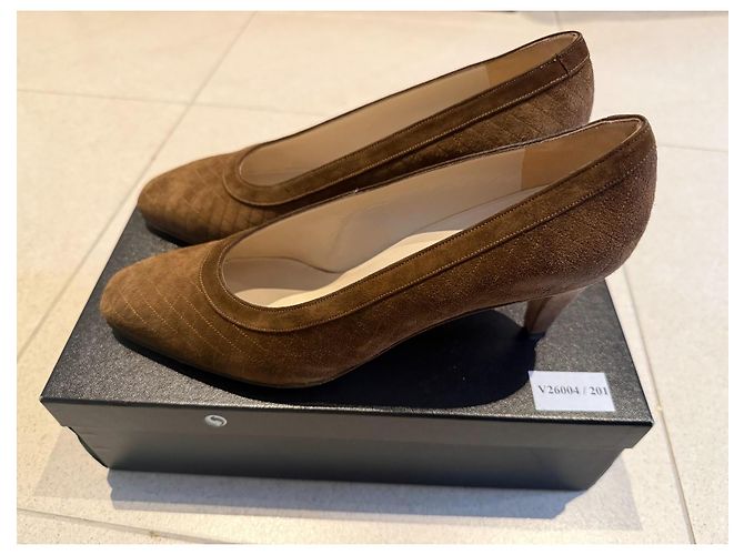 Décolleté Chanel in suede marrone taglia 39 - vista 4