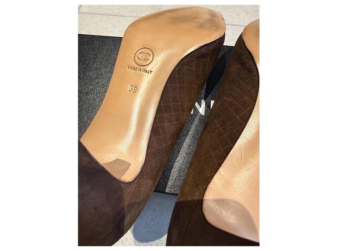 Décolleté Chanel in suede marrone taglia 39 - vista 8