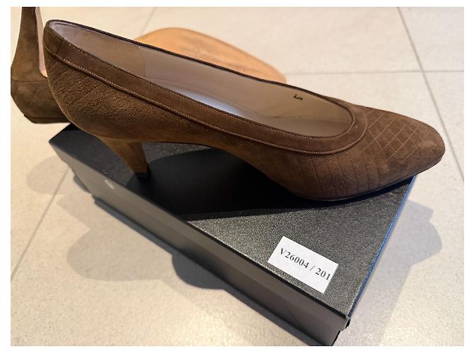 Décolleté Chanel in suede marrone taglia 39 - vista 9