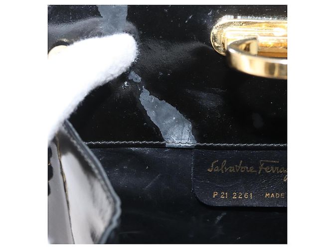 Borsa Gancini Chain Salvatore Ferragamo in pelle verniciata nera e oro Auth LNZ268 - vista 10