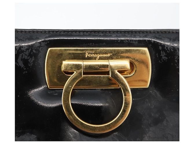 Borsa Gancini Chain Salvatore Ferragamo in pelle verniciata nera e oro Auth LNZ268 - vista 18